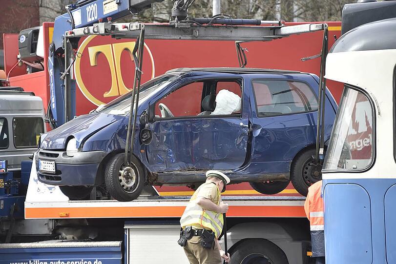 Die Tram erwischte den Twingo und schleifte ihn ein kurzes Stück mit.