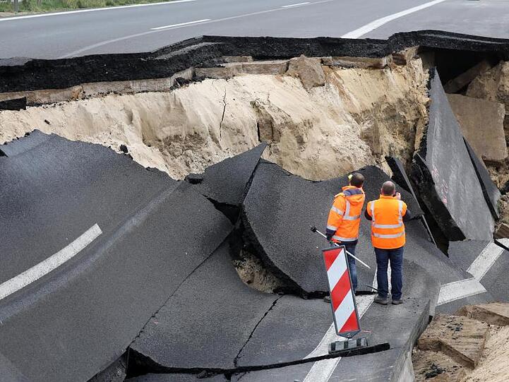 Das abgesackte Autobahnteilstück der A20 an der Trebeltalbrücke wird von Fachleuten begutachtet.