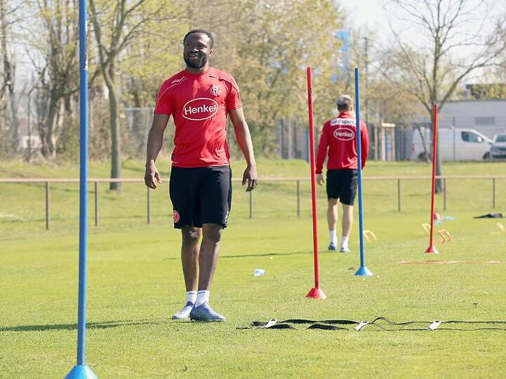 Auch Bernard Tekpetey (l) trainiert in einer Kleingruppe mit Fortuna Düsseldorf wieder auf dem Platz.