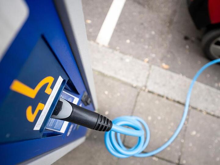 Ein Ladestecker steckt in einer Ladesäule für Elektroautos. Foto: Sebastian Gollnow/dpa
