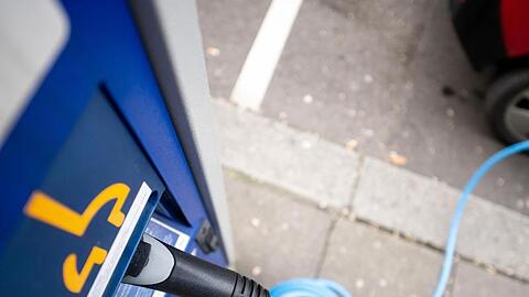 Ein Ladestecker steckt in einer Ladesäule für Elektroautos. Foto: Sebastian Gollnow/dpa
