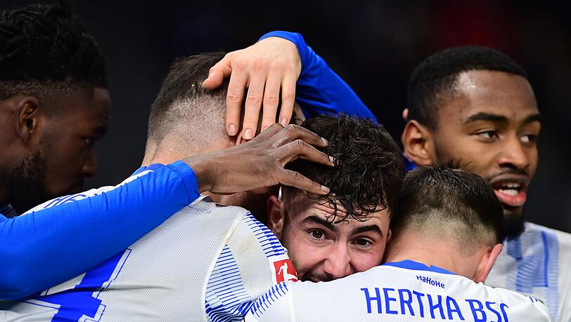 Herthas Marco Richter (M) bejubelt mit den Mannschaftskameraden seinen Treffer zum 2:1.