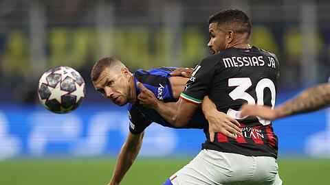 Inters Edin Dzeko im Duell gegen Junior Messias vom AC Mailand.