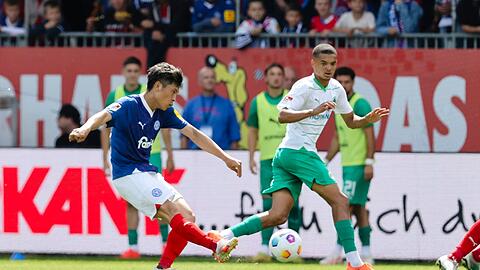 Kiels Shuto Machino schießt auf das Tor.