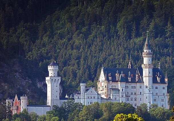 Schloss Neuschwanstein im Morgenlicht. Es ist in drei Jahrzehnten für 40 Millionen Euro saniert worden. Schloss Neuschwanstein im Morgenlicht. Es ist in drei Jahrzehnten für 40 Millionen Euro saniert worden.