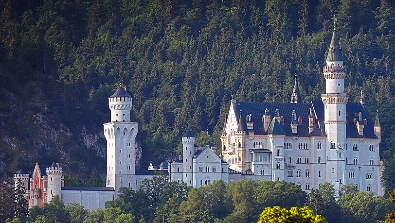 Schloss Neuschwanstein im Morgenlicht. Es ist in drei Jahrzehnten für 40 Millionen Euro saniert worden. Schloss Neuschwanstein im Morgenlicht. Es ist in drei Jahrzehnten für 40 Millionen Euro saniert worden.