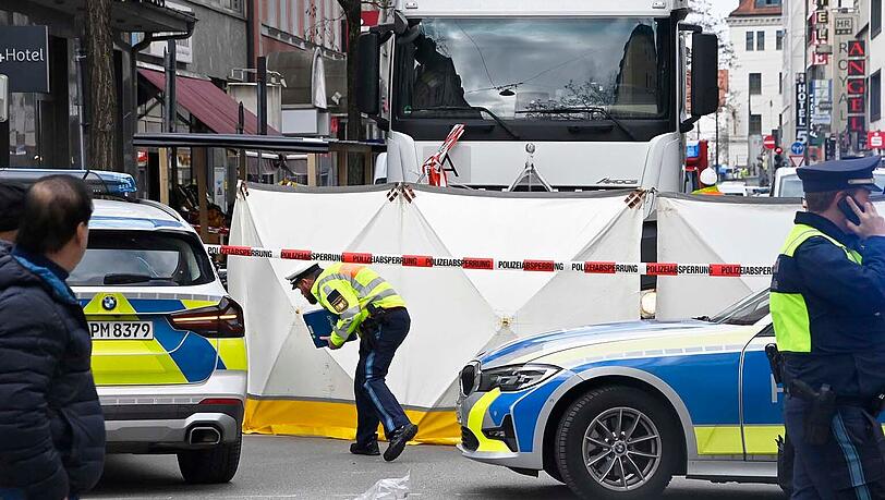Mehrere Kriseninterventionsteams unterstützten nach dem Unfall, Einsatzkräfte der Feuerwehr bauten einen Sichtschutz auf.