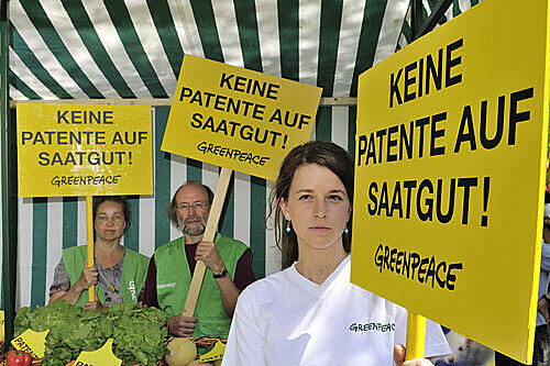Gemüse für alle: Greenpeace-Aktivisten protestieren vor dem Europäischen Patentamt in München gegen die Patentierung.