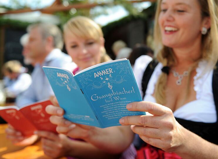 Damit auch Gäste gut mitsingen können, die nicht textsicher sind, liegen im Ammer-Festzelt kleine Liederbücher aus.