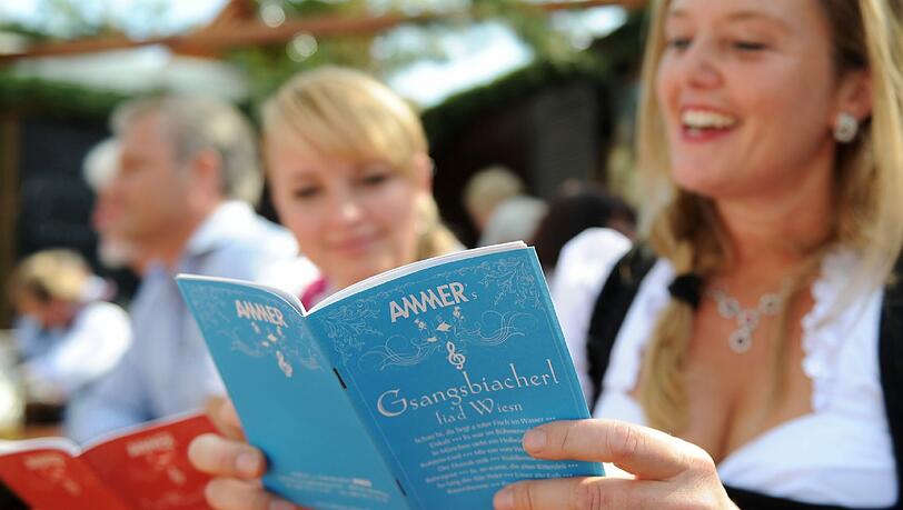 Damit auch Gäste gut mitsingen können, die nicht textsicher sind, liegen im Ammer-Festzelt kleine Liederbücher aus. Damit auch Gäste gut mitsingen können, die nicht textsicher sind, liegen im Ammer-Festzelt kleine Liederbücher aus.