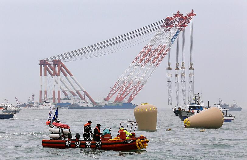 Nach dem Fährungluck in Südkorea suchen Taucher im Wrack nach Überlebenden.