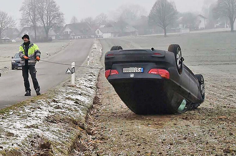 Abflug ins Grüne: Eine Frau landete bei glatter Fahrbahn mit ihrem BMW kopfüber im Acker.