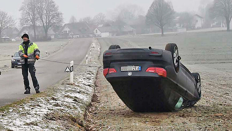 Abflug ins Grüne: Eine Frau landete bei glatter Fahrbahn mit ihrem BMW kopfüber im Acker. Abflug ins Grüne: Eine Frau landete bei glatter Fahrbahn mit ihrem BMW kopfüber im Acker.