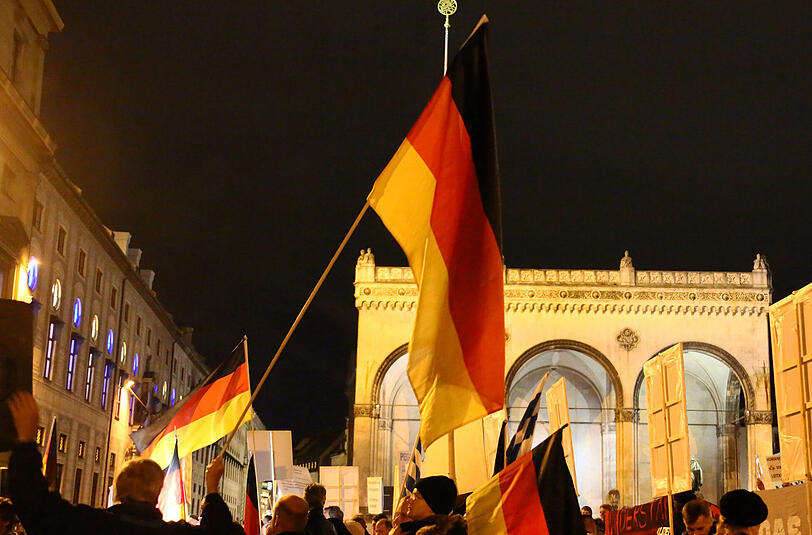 Deutschlandfahnen und &bdquo;Volksverräter&ldquo;-Parolen: Regelmäßig werden Pegida-Demos von Neonazis flankiert &ndash; wie hier am Odeonsplatz vor der Feldherrnhalle.