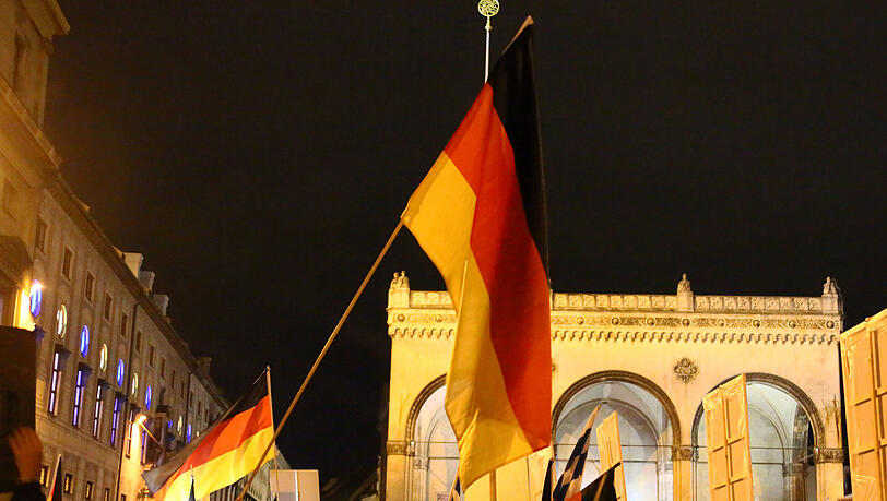 Deutschlandfahnen und „Volksverräter“-Parolen: Regelmäßig werden Pegida-Demos von Neonazis flankiert – wie hier am Odeonsplatz vor der Feldherrnhalle. Deutschlandfahnen und „Volksverräter“-Parolen: Regelmäßig werden Pegida-Demos von Neonazis flankiert – wie hier am Odeonsplatz vor der Feldherrnhalle.