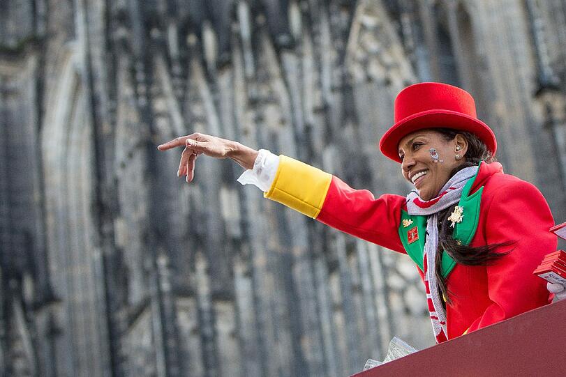 Barbara Becker feiert vor dem Dom in Köln.