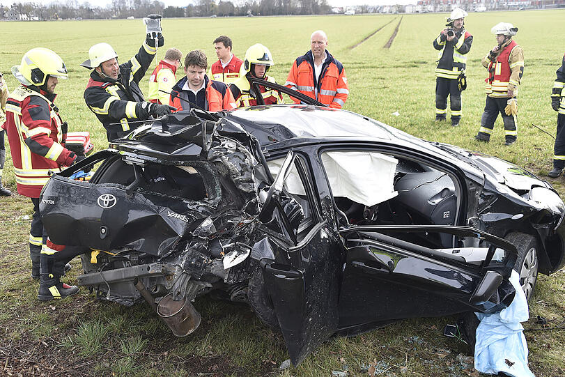 Schwerer Unfall auf der A8. Ein Toyota prallte gegen einen Baum.