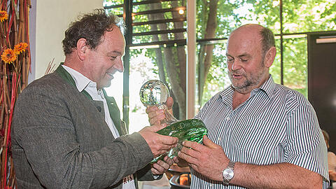 Der Vorsitzende des "Bundes Bairische Sprache", Sepp Obermeier (r) überreichte am Sonntag Rainer Maria Schießler den Dialektpreis "Bairische Sprachwurzel"