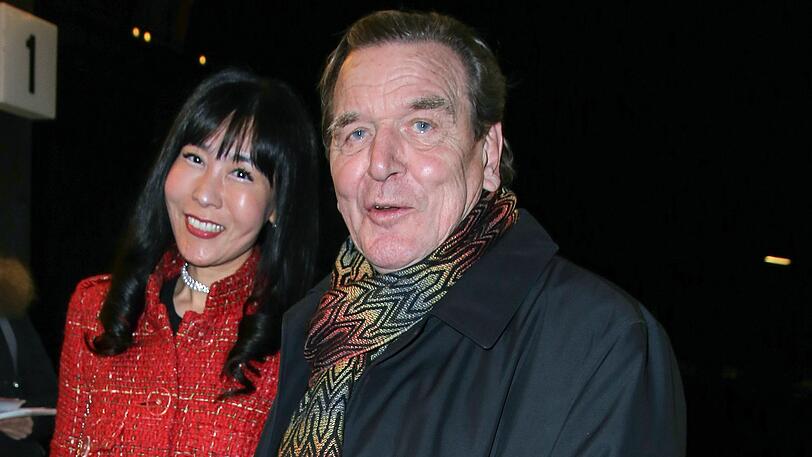 Ex-Bundeskanzler Gerhard Schröder (73) ist noch nicht einmal von Ehefrau Nummer vier geschieden, da plant er schon die fünfte Hochzeit! Er viel noch dieses Jahr, wahrscheinlich im Herbst, seine Freundin Soyeon Kim heiraten. Die 47-Jährige kommt aus Südkorea und arbeitet als  Dolmetscherin.
