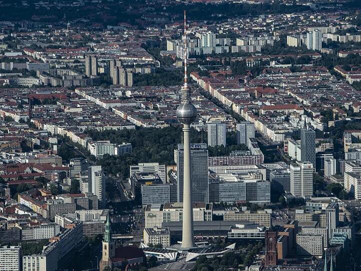Stadtbild von Berlin. Nach einem Jahrzehnt Immobilienboom ist Wohnen in großen Städten für viele Menschen kaum noch zu bezahlen.