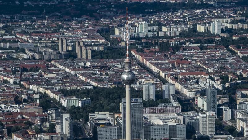 Stadtbild von Berlin. Nach einem Jahrzehnt Immobilienboom ist Wohnen in großen Städten für viele Menschen kaum noch zu bezahlen. Stadtbild von Berlin. Nach einem Jahrzehnt Immobilienboom ist Wohnen in großen Städten für viele Menschen kaum noch zu bezahlen.