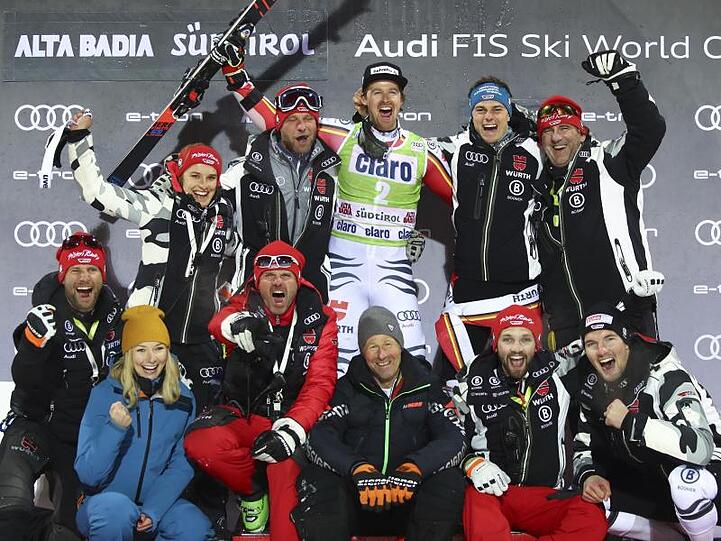 Stefan Luitz (o.M.) feiert mit dem deutschen Team seinen zweiten Platz.