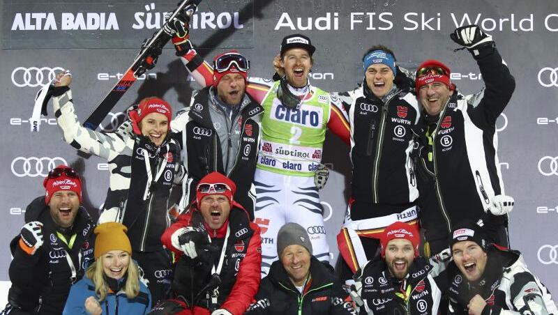 Stefan Luitz (o.M.) feiert mit dem deutschen Team seinen zweiten Platz.