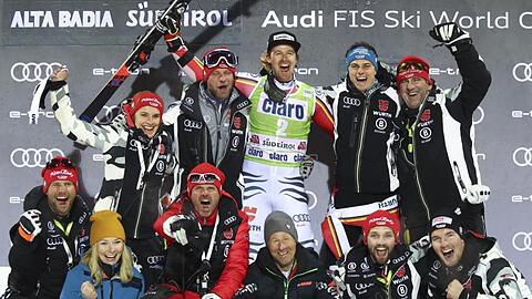 Stefan Luitz (o.M.) feiert mit dem deutschen Team seinen zweiten Platz.