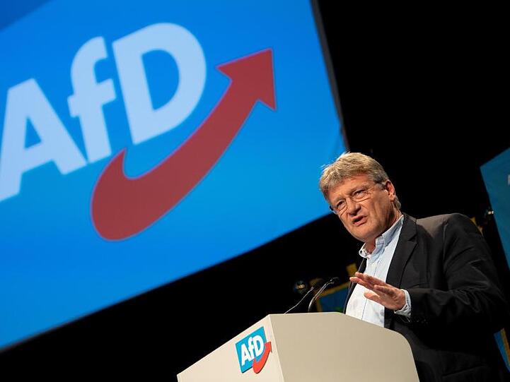 Meuthens angebliche Gönner sollen teilweise namensidentisch mit Spendern sein, die von der Partei als Gönner von Bundestagsfraktionschefin Alice Weidel präsentiert worden waren.