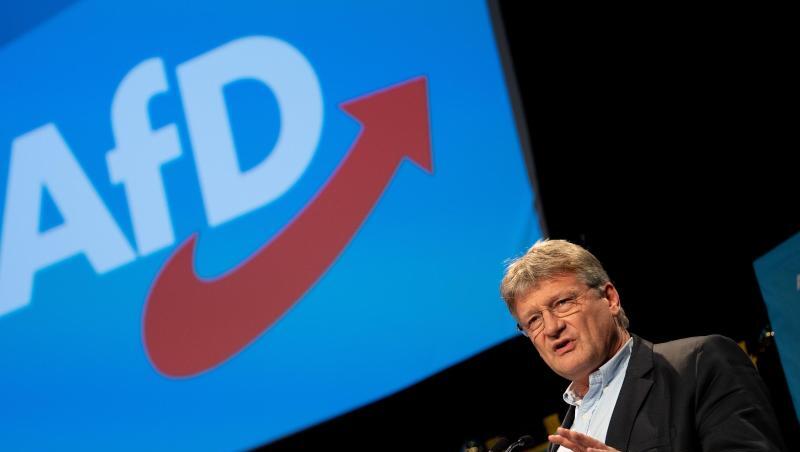 Meuthens angebliche Gönner sollen teilweise namensidentisch mit Spendern sein, die von der Partei als Gönner von Bundestagsfraktionschefin Alice Weidel präsentiert worden waren. Meuthens angebliche Gönner sollen teilweise namensidentisch mit Spendern sein, die von der Partei als Gönner von Bundestagsfraktionschefin Alice Weidel präsentiert worden waren.