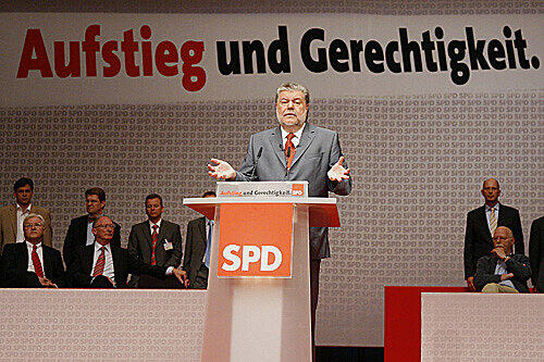 Es sollte ein Bild von Dynamik vermitteln. Doch die Mienen des SPD-Adels in Nürnberg verraten eher die Mühen der Ebene &ndash; oder das Leid am Vorsitzenden.