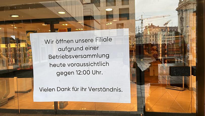 Ein Hinweisschild am Eingang der Karstadt-Filiale.