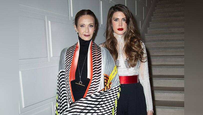 Lynda Carter und ihre Tochter Jessica Altman entschieden sich bei ihren Looks für die Farben Schwarz, Rot und Weiß. Lynda Carter und ihre Tochter Jessica Altman entschieden sich bei ihren Looks für die Farben Schwarz, Rot und Weiß.