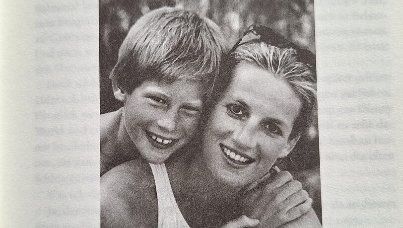 Schon im Buch "Reserve" hat Prinz Harry das Foto mit seiner Mutter gezeigt Schon im Buch "Reserve" hat Prinz Harry das Foto mit seiner Mutter gezeigt