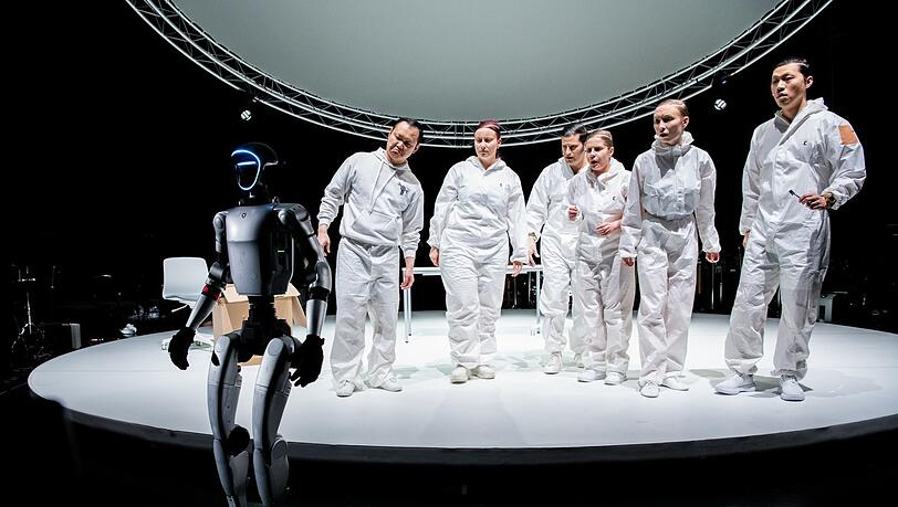 Die Solisten von &bdquo;V01CES//B0D1EZ&ldquo; mit dem Roboter im Akademietheater des Prinzregententheaters.