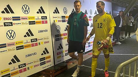 Manuel Neuer im lockeren Plausch mit Oliver Baumann nach dem Testspiel gegen die USA.