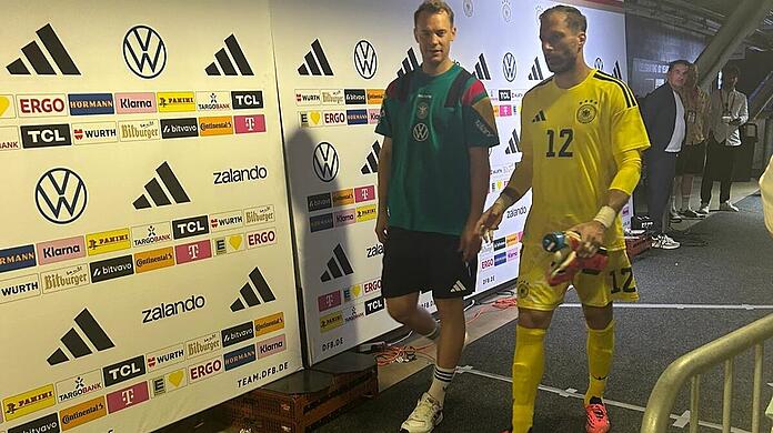 Manuel Neuer im lockeren Plausch mit Oliver Baumann nach dem Testspiel gegen die USA. Manuel Neuer im lockeren Plausch mit Oliver Baumann nach dem Testspiel gegen die USA.
