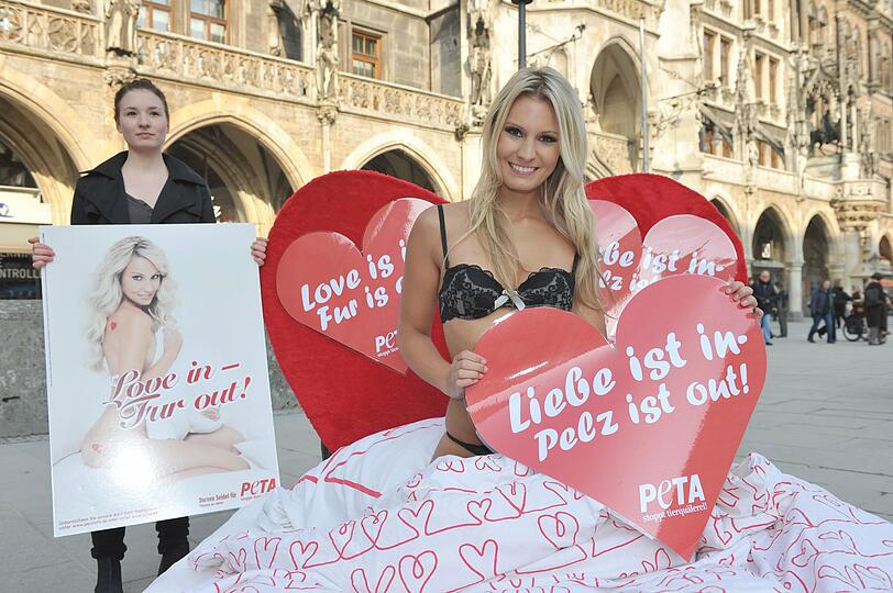 Das Playboy-Playmate Doreen Seidl demonstriert in Dessous für die Tierschutzorganisation PETA mit der Aussage: "Wer die Liebe im Herzen trägt, braucht keinen Pelz um sich zu wärmen"