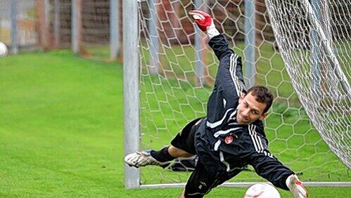 Fliegen, bis er 36 ist: „Noch vier Jahre in der Bundesliga zu spielen, wäre meine persönliche Krönung“, sagt Raphael Schäfer. Fliegen, bis er 36 ist: „Noch vier Jahre in der Bundesliga zu spielen, wäre meine persönliche Krönung“, sagt Raphael Schäfer.