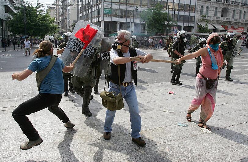 Am Mittwochabend und in der Nacht ist es zu heftigen Straßenschlachten zwischen der Polizei und Demonstranten in Athen gekommen. Mindestens 60 Menschen seien leicht verletzt
worden, berichtete das staatliche Fernsehen (NET). Tausende Menschen protestierten friedlich bis in die frühen
Morgenstunden vor dem Parlament in Athen gegen das harte Sparprogramm
der Regierung.