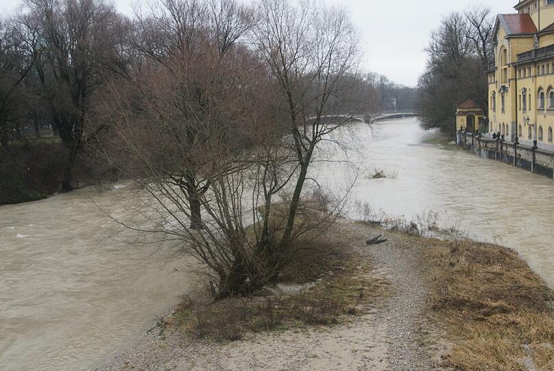 Dauerregen sorgt für Hochwasser an der Isar: In München wurde mit Hochwasserwarnstufe 1 gerechnet. Die Bilder.