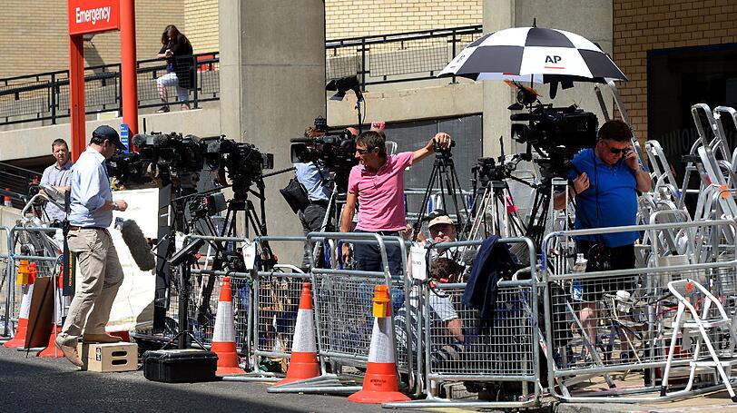Die internationale Presse hat bereits vor dem Krankenhaus Quartier bezogen. Im privaten "Lido Wing" des St. Mary Krankenhauses in London soll das Baby zur Welt kommen - wie einst auch William und sein Bruder, Prinz Harry.