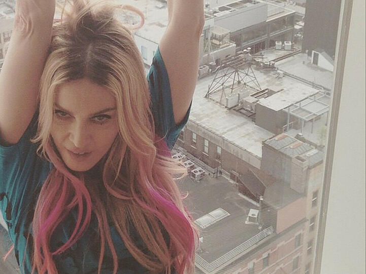 Madonna zeigt sich jetzt teils in gewagtem Pink