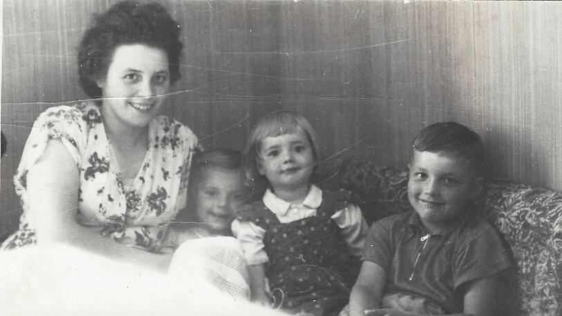 Gertrud Baumgartner mit ihren Kindern Josef, Waltraud und Monika (r.).