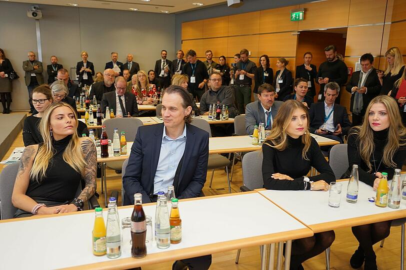 (v.l.): Sophia Thomalla, Ralf Bauer, Cathy Hummels und Schwester Vanessa Fischer.