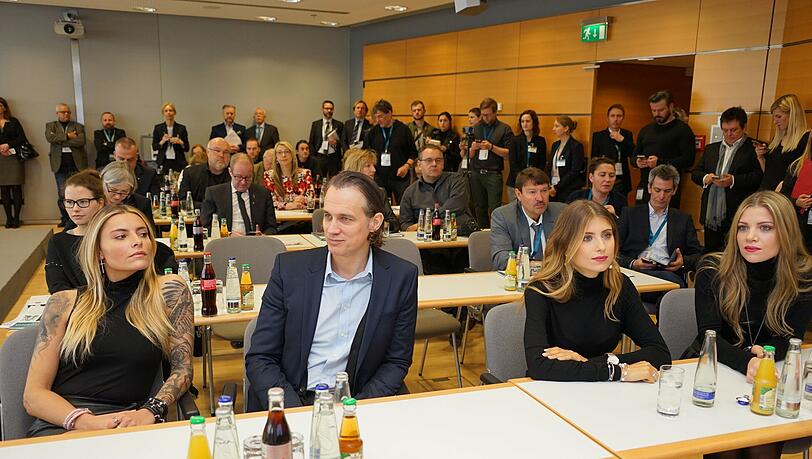 (v.l.): Sophia Thomalla, Ralf Bauer, Cathy Hummels und Schwester Vanessa Fischer.