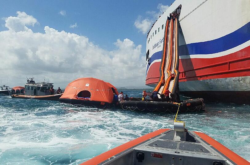 Evakuierung der "Caribbean Fantasy": An Bord waren mehr als 500 Menschen, alle sind in Sicherheit. Foto: Petty Officer 2nd Class Jonathan Lally/U.S. Coast Guard District 7