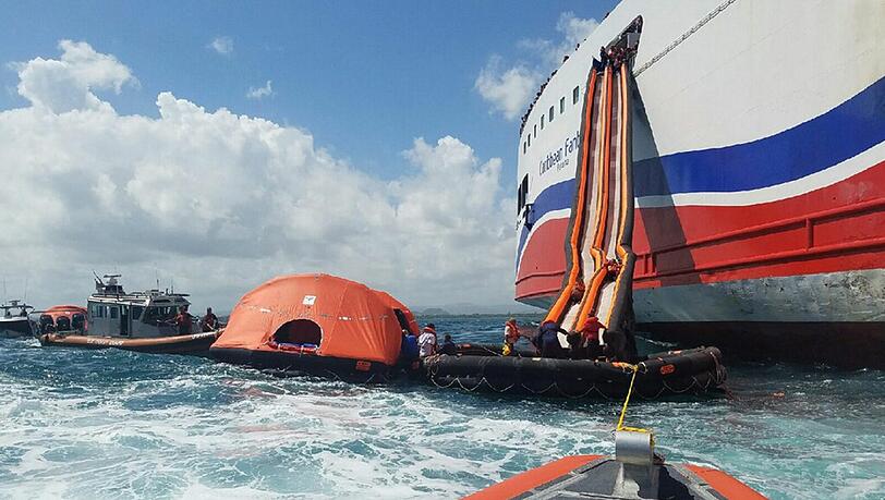 Evakuierung der "Caribbean Fantasy": An Bord waren mehr als 500 Menschen, alle sind in Sicherheit. Foto: Petty Officer 2nd Class Jonathan Lally/U.S. Coast Guard District 7 Evakuierung der "Caribbean Fantasy": An Bord waren mehr als 500 Menschen, alle sind in Sicherheit. Foto: Petty Officer 2nd Class Jonathan Lally/U.S. Coast Guard District 7