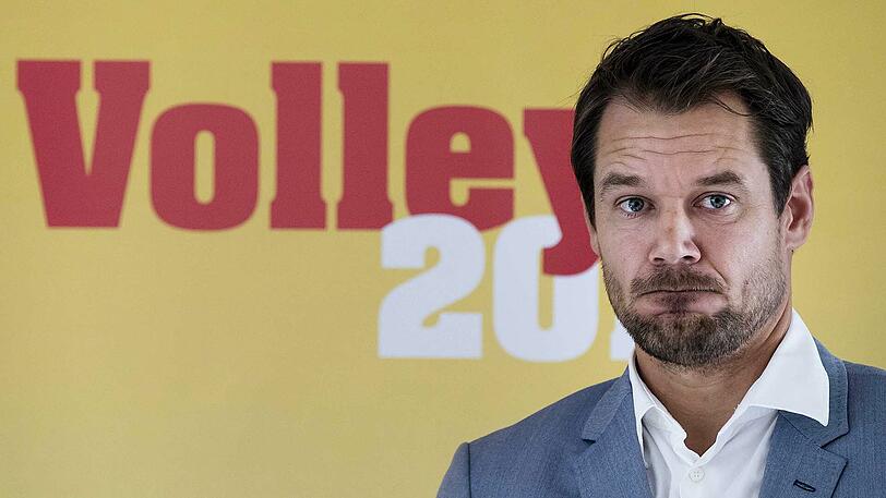 B - Bartansatz: Das "Zeit Magazin" wünscht sich von den Herren für 2017 keine messerscharf am Kinnansatz abrasierten Haare: "Bitte rasiert Euren Bart so weit unterhalb des Kinns ab wie nur irgend möglich und auch nicht so, als hättet ihr beim Rasieren ein Lineal angelegt."