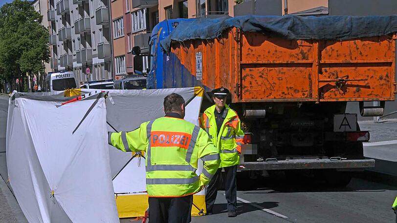 Bilder von der Moosacher Straße: Hier überrollte ein Lkw ein neunjähriges Mädchen.